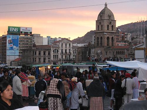 Trh na a prodej suvenr na Plaza de Murillo