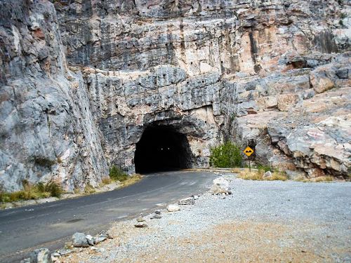Zpadn portl prvnho tunelu v Quertaru (Zdroj Google Earth)