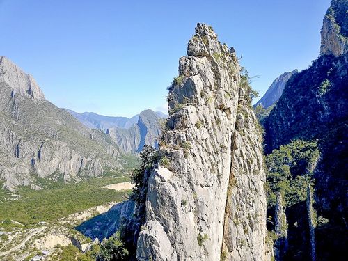 Caon de la Huasteca. Nlezisko Jorgeho Agave albopilosa.